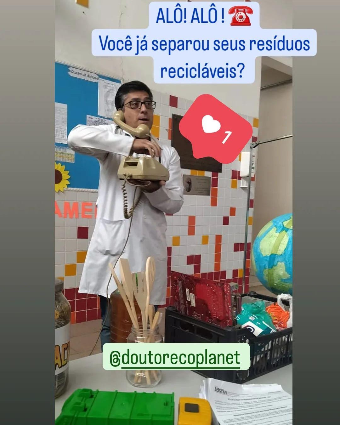 Equipe em ação educativa falando sobre separação de resíduos recicláveis